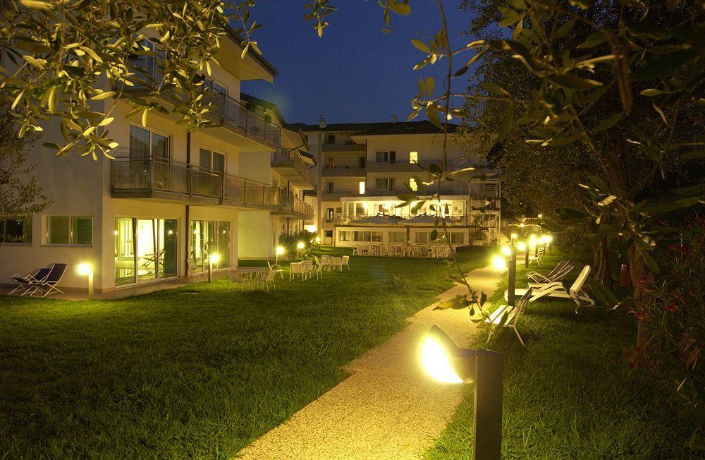 Hotel Piccolo Mondo Torbole Sul Garda Exterior foto